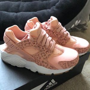 Nike pink huaraches youth size 4 like new